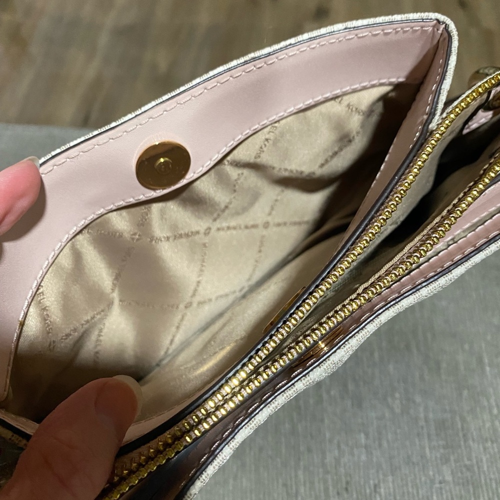 Michael Kors Pink and White Crossbody Bag with Gold Hardware - Picture 5 of 8